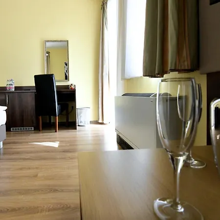 Jade Hotel-ezuesthid فندق Veszprém