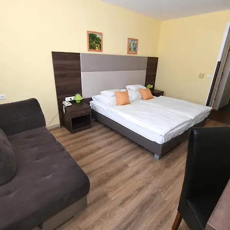 Jade Hotel-ezuesthid فندق Veszprém